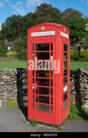 Defibrillator, Inside, iconic, Rot, Telefon, Box, in, Grasmere, der Lake District National Park, die Seen, Lake District, Cumbria, Norden, England, GB, UK, Wiederverwendung, Stockfoto