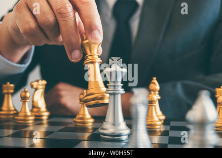 Geschäftsmann Führung Schach spielen und denken Strategie Plan, Crash die gegnerische Mannschaft und Entwicklung Sturz analysieren für erfolgreiche von Corp. Stockfoto