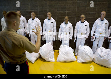 Us Marine Corps 2. Lt Hayden Lawson Adressen Plebes während der Induktion Tag an der US Naval Academy am 27. Juni in Annapolis, Maryland, 2013. Die Klasse von 2017 an der Marineakademie kamen ihre Sommer Ausbildung, die die Grundlage der Akademie die vier Laien-Jahr-professionellen Lehrplan zu beginnen. UPI/Kevin Dietsch Stockfoto