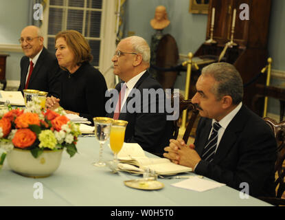 (L - R) Israels Yitzhak Molcho, israelische Justizministerin Tzipi Livni, palästinensische Chefunterhändler Saeb Erekat und Mohammad Shtayyeh sind für ein Abendessen sitzen Gehostet von US-Außenminister John Kerry, vor der Eröffnung der Friedensverhandlungen im Nahen Osten, im State Department, 29 Juli, 2013, in Washington, DC. Kerry hofft, den Sterbenden Friedensgespräche nach mehr als drei Jahren der Inaktivität zu starten. UPI/Mike Theiler Stockfoto