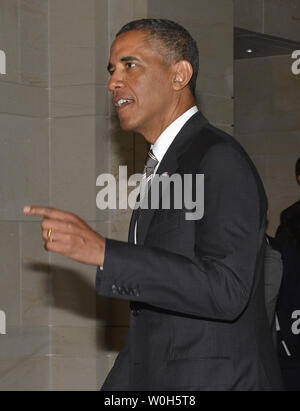 US-Präsident Barack Obama Gesten mit Reportern an das US Capitol nach Abschluss der Gespräche mit Haus Demokraten, Juli 31, 2013, in Washington, DC. Die Sitzungen wurden erwartet Center zu wirtschaftlichen Themen Aufteilung der Demokraten und Republikaner überschrift in den Herbst, als der Kongress aus der Sommerpause zurück, einschließlich einer möglichen Regierung herunterfahren. UPI/Mike Theiler Stockfoto