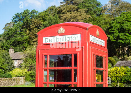 Defibrillator, Inside, iconic, Rot, Telefon, Box, in, Grasmere, der Lake District National Park, die Seen, Lake District, Cumbria, Norden, England, GB, UK, Wiederverwendung, Stockfoto