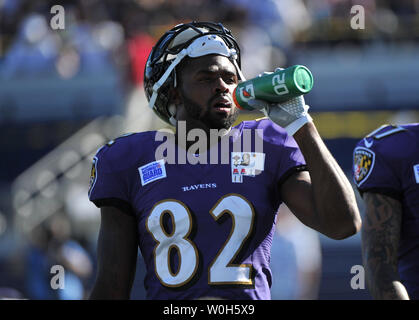 Baltimore Ravens wide receiver Torrey Smith Getränke Wasser während einer Praxis in Annapolis, Maryland, am 4. August 2013. UPI/Kevin Dietsch Stockfoto