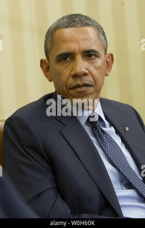 Präsident Barack Obama während seiner bilateralen Treffen mit Premierminister Antonis Samaras von Griechenland im Oval Office im Weißen Haus am 8. August gesehen, 2013 in Washington, D.C. UPI/Kevin Dietsch Stockfoto