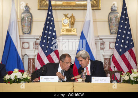 Us-Außenminister John Kerry (rechts) im Gespräch mit dem russischen Außenminister Sergej Lawrow bei einem Treffen an der Staatlichen Abteilung am 9. August 2013 in Washington, D.C. UPI/Kevin Dietsch Stockfoto