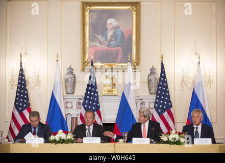 Us-Außenminister John Kerry (Zweiter von rechts), der russische Außenminister Sergej Lawrow (Zweite links) russische Verteidigungsminister Sergej Shoygu (links) und die US-amerikanische Verteidigungsminister Chuck Hagel liefern Erläuterungen zu den Medien vor einer Sitzung des State Department am 9. August 2013 in Washington, D.C. Diese Begegnung kommt nach der Ankündigung, dass Präsident Obama sein Treffen mit dem russischen Präsidenten Putin, Snowden Asyl Spannungen abgebrochen. UPI/Kevin Dietsch Stockfoto