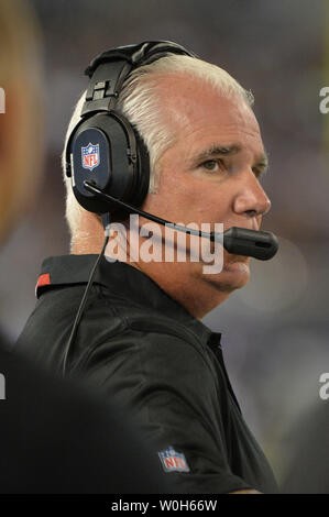 Atlanta Falcons Head Coach Mike Smith ist während des Spiel der Falcons gegen die Baltimore Ravens bei M&T Bank Stadium am 15. August zu sehen, 2013 in Baltimore, Maryland. UPI/Kevin Dietsch Stockfoto