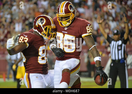 Washington Redskins Leonard Hankerson (85) feiert mit Fred Davis nach einem 10 Yard Touchdown Rezeption gegen die Pittsburgh Steelers am FedEx Feld in Landover, Maryland am 19 August, 2013. UPI/Kevin Dietsch Stockfoto
