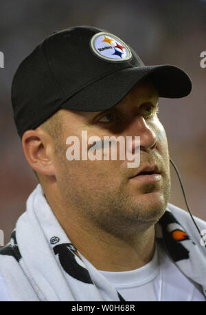 Pittsburgh Steelers Quarterback Ben Roethlisberger ist auf dem Feld während der Streelers pre-Saison Spiel gegen die Pittsburgh Steelers am FedEx Feld in Landover, Maryland am 19 August, 2013. UPI/Kevin Dietsch Stockfoto