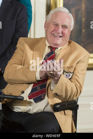 Hall of Fame Coach Don Shula's begrüßt als Präsident Barack Obama ehrt Super Bowl VII Champion Miami Delphine und ihre perfekte Saison, während einer Zeremonie im Osten Zimmer im Weißen Haus am 20. August 2013. Die Miami Delphine 1972 sind die einzige Mannschaft in der NFL zu gehen undefeated. UPI/Kevin Dietsch Stockfoto