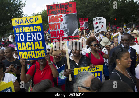 Menschen nehmen an einem Marsch zum Gedenken an den 50. Jahrestag der Marsch auf Washington und Dr. Martin Luther King Jr.'s "Ich habe einen Traum' Rede, in der Nähe des Lincoln Memorial in Washington, D.C. am 24. August 2013. Zehntausende von zivilen Rechten Unterstützer versammelten sich auf der National Mall das 50-jährige Jubiläum zu feiern. UPI/Kevin Dietsch Stockfoto