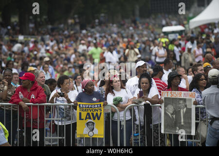 Menschen nehmen an der 50. Jahrestag der Marsch auf Washington am Lincoln Memorial in Washington, D.C. am 28. August 2013. Präsident Barck Obama, bürgerlichen Rechte Politiker und Prominente werden in einer Zeremonie markiert den Geburtstag von Martin Luther King Jr.'s "Ich habe einen Traum' Rede haben, teilnehmen. UPI/Kevin Dietsch Stockfoto