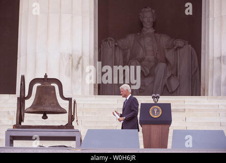 Präsident Bill Clinton verlässt nach der Lieferung Bemerkungen während des 50-jährigen Jubiläums der Marsch auf Washington am Lincoln Memorial in Washington, D.C. am 28. August 2013. Tausende am Denkmal versammelt, um den Geburtstag von Martin Luther King Jr.'s" zu feiern, ich habe einen Traum' Rede. UPI/Kevin Dietsch Stockfoto