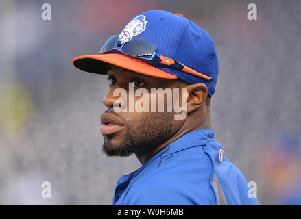 New York Mets linken Feldspieler Eric Young Jr. ist während der schlagenden Praxis vor dem Spiel gegen die Washington Nationals gesehen, an den Angehörigen Park am 1. September 2013 in Washington, D.C. UPI/Kevin Dietsch Stockfoto