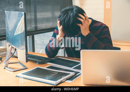 Professionelle Programmierer arbeiten und Stress in der Programmierung der Website eine Software- und Kennzeichnungstechnik, Schreiben von Codes und Daten, Code, Programmierung mit HTML Stockfoto