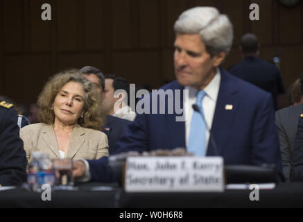 Teresa Heinz Kerry hört, wie ihr Ehemann Außenminister John Kerry zu der militärischen Intervention in Syrien, bezeugt, auf dem Capitol Hill in Washington, D.C. am 3. September 2013. UPI/Kevin Dietsch Stockfoto