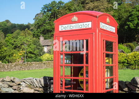 Defibrillator, Inside, iconic, Rot, Telefon, Box, in, Grasmere, der Lake District National Park, die Seen, Lake District, Cumbria, Norden, England, GB, UK, Wiederverwendung, Stockfoto