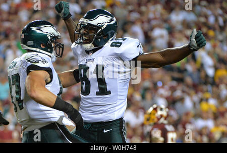 Philadelphia Eagles Brent Celek (L) feiert mit teamkollege Jason Avant, nachdem er in einen 28 Yard Touchdown gegen die Washington Redskins im zweiten Quartal bringt bei FedEx Feld in Landover, Maryland am 9. September 2013. UPI/Kevin Dietsch Stockfoto