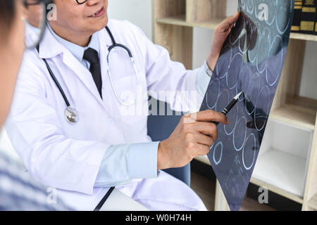 Professor Doktor in Gespräch mit Patienten und halten x-ray film bei der Diskussion erklären, Symptome oder Rat Diagnose Gesundheit, Gesundheitswesen Stockfoto