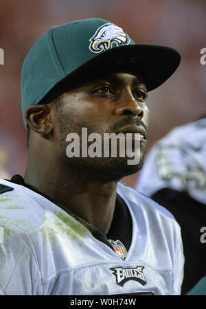 Philadelphia Eagles Quarterback Michael Vick Uhren von der Bank als die Adler die Washington Redskins an FedEx Field in Landover, Maryland am 9. September 2013 spielen. Die Adler besiegten die Redskins 33-27. UPI/Kevin Dietsch Stockfoto