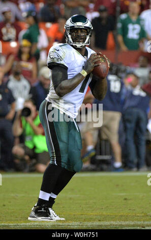 Philadelphia Eagles Quarterback Michael Vick Pässe gegen die Washington Redskins an FedEx Field in Landover, Maryland am 9. September 2013. Die Adler besiegten die Redskins 33-27. UPI/Kevin Dietsch Stockfoto