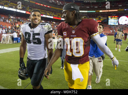 Washington Redskins Quarterback Robert Greif III (10) Geht weg vom Feld mit Philadelphia Eagles außerhalb linebacker Mychal Kendricks (95) Nachdem die Adler die Redskins 33-27 am FedEx Feld in Landover, Maryland am 9. September 2013 besiegt. UPI/Kevin Dietsch Stockfoto