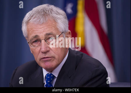 Verteidigungsminister Chuck Hagel spricht während einer Pressekonferenz im Pentagon in Arlington, Virginia, am 18. September 2013. Hagel ist Bestellung Bewertungen der Sicherheitsmaßnahmen der US-Verteidigung Einrichtungen weltweit und Bewertungen der Verfahren der Sicherheitsüberprüfung. Diese Bewertungen sind im Zuge der Montag im Navy Yard schießen, 13 Tote, darunter gunman Aaron Alexis, der war ein Verteidigungsministerium Auftragnehmer mit einer Sicherheitsüberprüfung. UPI/Kevin Dietsch Stockfoto