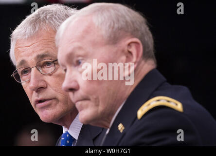 Verteidigungsminister Chuck Hagel (L) und Gen. Martin Dempsey, Vorsitzender der Joint Chief von Personal, halten auf einer Pressekonferenz im Pentagon in Arlington, Virginia, am 18. September 2013. Hagel ist Bestellung Bewertungen der Sicherheitsmaßnahmen der US-Verteidigung Einrichtungen weltweit und Bewertungen der Verfahren der Sicherheitsüberprüfung. Diese Bewertungen sind im Zuge der Montag im Navy Yard schießen, 13 Tote, darunter gunman Aaron Alexis, der war ein Verteidigungsministerium Auftragnehmer mit einer Sicherheitsüberprüfung. UPI/Kevin Dietsch Stockfoto