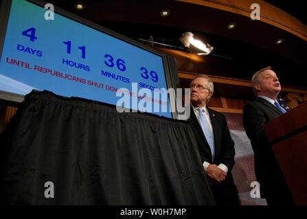 Mehrheitsführer im Senat, Harry Reid (D-NV) hört, während Assistant Mehrheitsführer im Senat Richard Durbin (D-IL) während einer Pressekonferenz auf die anhaltende Auflösung im U.S. Capitol spricht, 26. September 2013. UPI/Molly Riley Stockfoto