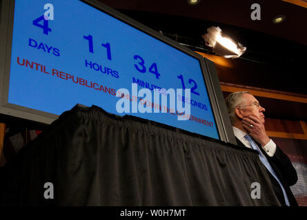 Mehrheitsführer im Senat, Harry Reid (D-NV) hört, während Assistant Mehrheitsführer im Senat Richard Durbin (D-IL) während einer Pressekonferenz auf die anhaltende Auflösung im U.S. Capitol spricht, 26. September 2013. UPI/Molly Riley Stockfoto