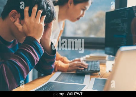 Professionelle Programmierer kooperierenden Tagung und Brainstorming und Programmierung Website in einem Software- und Kennzeichnungstechnik, schreiben Stockfoto