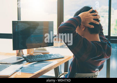 Professionelle Programmierer arbeiten in der Programmierung der Website eine Software- und Kennzeichnungstechnik, Schreiben von Codes und Daten, Code, Programmierung mit HTM Stockfoto