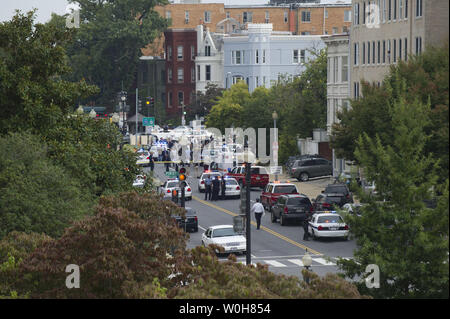 Capitol Hill Polizei reagieren auf Berichte über Schüsse abgefeuert außerhalb des Hart Senate Office Building in der Nähe der US-Kapitol in Washington, D.C. am 3. Oktober 2013. UPI/Kevin Dietsch Stockfoto