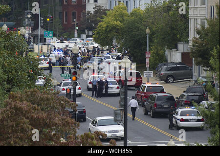 Capitol Hill Polizei reagieren auf Berichte über Schüsse abgefeuert außerhalb des Hart Senate Office Building in der Nähe der US-Kapitol in Washington, D.C. am 3. Oktober 2013. UPI/Kevin Dietsch Stockfoto