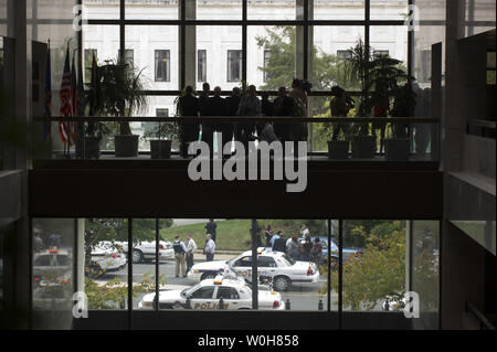 Mitglieder der Medien beobachten, wie Capitol Hill Polizei reagieren auf Berichte über Schüsse außerhalb des Hart Senate Office Building in der Nähe der US-Kapitol in Washington, D.C. am 3. Oktober 2013 gefeuert. UPI/Kevin Dietsch Stockfoto