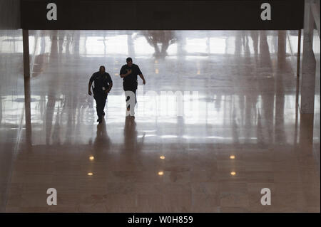 Capitol Hill Polizei reagieren auf Berichte über Schüsse abgefeuert außerhalb des Hart Senate Office Building in der Nähe der US-Kapitol in Washington, D.C. am 3. Oktober 2013. UPI/Kevin Dietsch Stockfoto