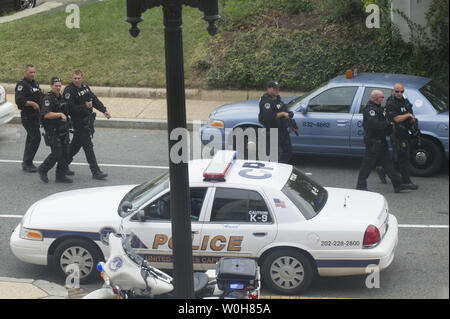 Capitol Hill Polizei reagieren auf Berichte über Schüsse abgefeuert außerhalb des Hart Senate Office Building in der Nähe der US-Kapitol in Washington, D.C. am 3. Oktober 2013. UPI/Kevin Dietsch Stockfoto