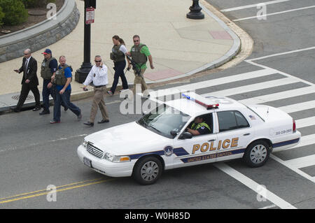 Capitol Hill Polizei reagieren auf Berichte über Schüsse abgefeuert außerhalb des Hart Senate Office Building in der Nähe der US-Kapitol in Washington, D.C. am 3. Oktober 2013. UPI/Kevin Dietsch Stockfoto