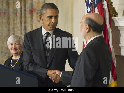 Präsident Barack Obama schüttelt Hände mit ausgehenden Ben Bernanke als Obamas nominierte ihn zu ersetzen, Janet Yellen, Uhren während Yellen die Nominierung Festakt im Esszimmer im Weißen Haus am 9. Oktober 2013 in Washington, D.C., UPI/Kevin Dietsch Stockfoto