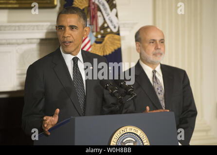 Präsident Barack Obama liefert kündigt Janet Yellen, als sein Kandidat neben der Federal Reserve werden Vorsitzende als scheidenden Vorsitzenden Ben Bernanke steht neben ihm, im Esszimmer im Weißen Haus am 9. Oktober 2013 in Washington, D.C., UPI/Kevin Dietsch Stockfoto