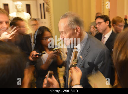 Senator Chuck Schumer (D-NY) macht Bemerkungen an die Presse auf seinem Weg zu einer demokratischen Politik Mittagessen, Oktober 15, 2013, auf dem Capitol Hill in Washington, DC. Das Haus und der Senat weiter an Tag 15 der Regierung herunterfahren zu bewegen die Pattsituation zu Ende zu finden. UPI/Mike Theiler Stockfoto