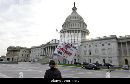 Esau Bangura von Washington, DC, trägt ein Zeichen der Regierung herunterfahren zu protestieren, der Groll zwischen den Parteien und festgefahrene Situation zur Lösung der Probleme wie er Spaziergänge außerhalb der US Capitol, Oktober 15, 2013, in Washington, DC. Der Senat hatte auf die Regierung wieder und der Lösung der Schuldenbremse Krise schien, aber mit einer verzögerten Haus Abstimmung, Unsicherheit bleibt. UPI/Mike Theiler Stockfoto