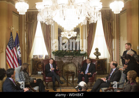 Der kolumbianische Präsident Juan Manuel Santos (L) trifft sich mit Sprecher des Repräsentantenhauses John Boehner (R-OH) auf dem Capitol Hill, 3. Dezember 2013 in Washington, D.C. UPI/Kevin Dietsch Stockfoto