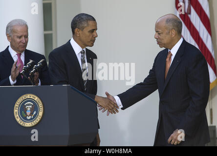 Us-Präsident Barack Obama schüttelt Hände mit Jeh Johnson (R), nachdem er ihn als den nächsten Staatssekretär für Heimatschutz in einer Ankündigung im Rosengarten des Weißen Hauses in Washington, DC am 18. Oktober 2013 ernannt. Auf der linken Seite ist Vizepräsident Joe Biden. Johnson würde ersetzen Janet Napolitano. UPI/Pat Benic Stockfoto