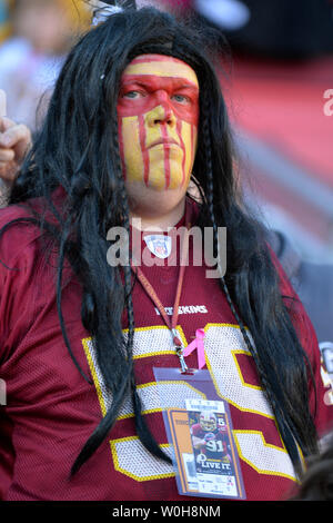 Ein Washington Redskins Ventilator Uhren als die Redskins spielen die Chicago Bears am FedEx Feld in Landover, Maryland am 20. Oktober 2013. UPI/Kevin Dietsch Stockfoto