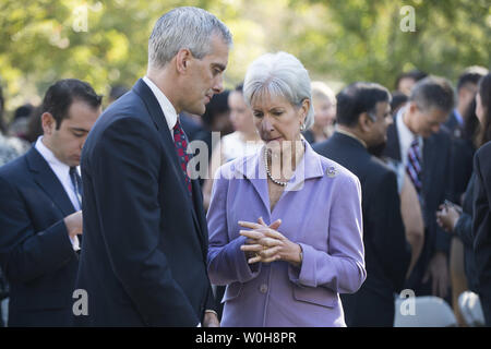 Stabschef im Weißen Haus Denis McDonough (L) spricht zu Gesundheit und Human Services Secretary Kathleen Sebelius, nachdem Präsident Barack Obama geliefert Bemerkungen zum erschwinglichen Care Act im Rosengarten des Weißen Hauses am 21. Oktober 2013. Obama erkennen die Probleme mit der Website und versprach Fixes schnell gemacht werden würde. UPI/Kevin Dietsch Stockfoto