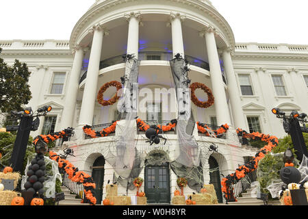 Der südlichen Vorhalle des Weißen Hauses ist mit Spinnen, Spinnennetze und Kürbisse für Halloween, wo US-Präsident Barack Obama und der First Lady Michelle Obama begrüßt werden behandeln - oder - Behandlung von lokalen Kinder und Kinder der militärischen Familien, Oktober 31, 2013, in Washington, DC gehalten. UPI/Mike Theiler Stockfoto