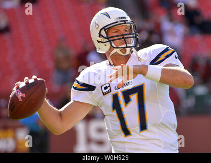 San Diego Aufladeeinheiten Quarterback Phillip Flüsse Aufwärmen vor der Ladegeräte Spiel gegen die Redskins an FedEx Field in Landover, Maryland am 3. November 2013. UPI/Kevin Dietsch Stockfoto