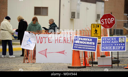 Eine make-shift Schild weist den Weg für die Wähler ihre Weise um den Bau, die ihren Stimmzettel an der Thomas Jefferson Wissenschaft und Technologie High School, Annandale, Virginia, 5. November 2013 zu werfen. Demokratische gubernatorial Anwärter Terry McAuliffe läuft gegen den ehemaligen Virginia Attorney General republikanischen Ken Cuccinelli und vielen anderen landesweiten Büros sind oben für Zupacken am Wahltag. UPI/Mike Theiler Stockfoto