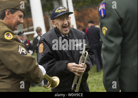 Weltkriegveteran Ed Ruffennach lacht mit anderen Hornisten während der trompetensignal zu Ehren des 50. Jahrestags der klingenden von Armaturen bei der Beerdigung von Präsident John F. Kennedy erinnern, auf dem Arlington National Cemetery in Arlington, Virginia, am 16. November 2013. Die Veranstaltung bezahlt Hommage an JFK und zur Armee Hornist Sgt. Keith Clark, der an der Beerdigung von Präsident Kennedy im Jahre 1963 gespielt. 22. November 2005 wird der 50. Jahrestag der Präsident John F. Kennedy's Tod. UPI/Kevin Dietsch Stockfoto